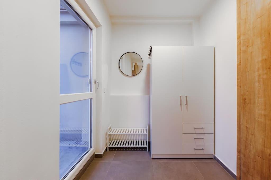 1 Bedroom Apartment With Terrace And Free Parking Near Metro Prague Exterior photo